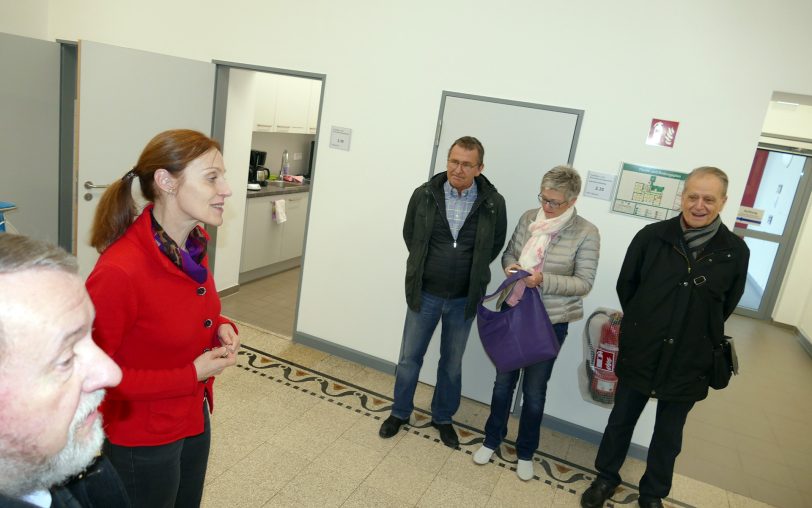 Sabine Bitter (links) erläutert die Arbeit..