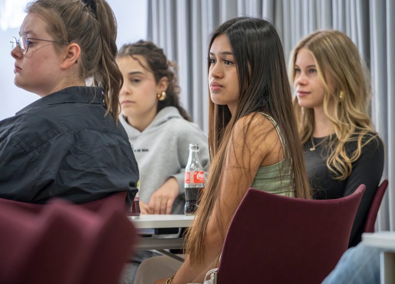 35 Schüler der Jahrgänge 9 bis 12 erhielten im Juli 2025 ihr Zertifikat für ihren Einsatz als Deutsch-Checker im Schuljahr 2024/25