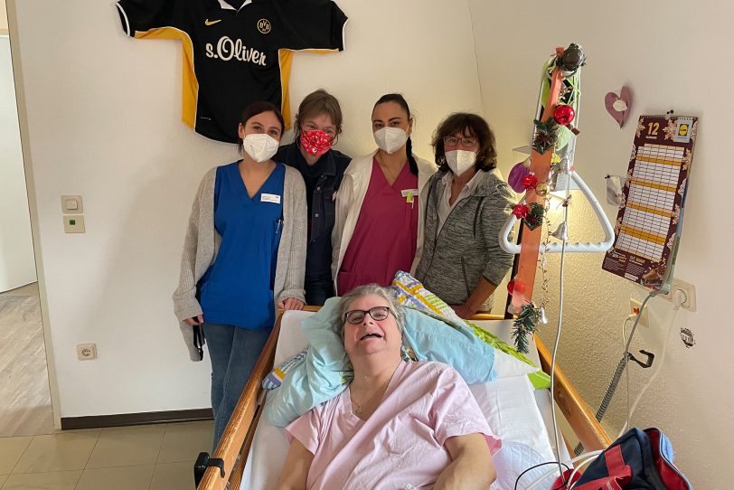 Wie verbringt eine Marion Borgmann (vorne), eine Bewohnerin im Willi-Pohlmann-Seniorenzentrum in Constantin, den Heiligen Abend? Mit (v.li.) Pflegerin Lisa Kwiatkowski, Beatrice Reuber (sozialer Dienst), Pflegerin Melisa Duran und Pflegerin Brigitte Berner und halloherne spricht sie darüber.