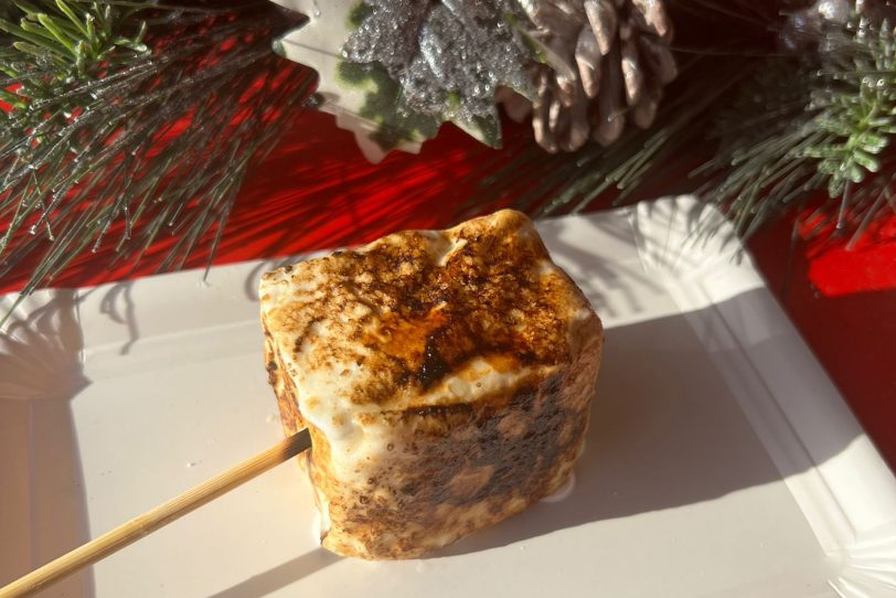 Der TikTok-Trend flambiertes Marshmallow-Eis erobert den Cranger Weihnachtszauber.