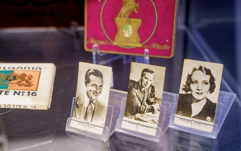 Marlena Dietrich (re.) oder Charlie Chaplin (Mitte): In der neuen Ausstellung