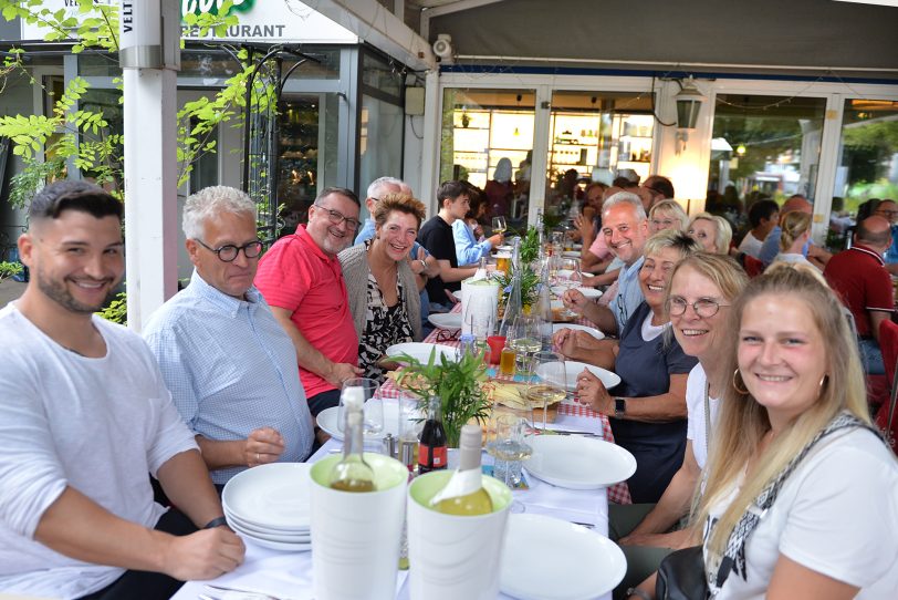 Sardische Leckereien und neue Freundschaften beim ersten Sardischen Abend im Biergarten von Ollis Restaurant.