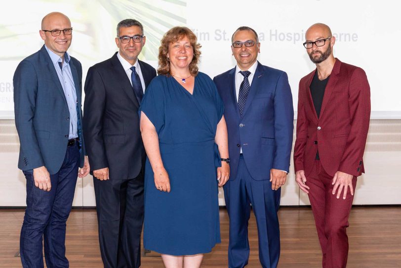 LAP-Summer im Anna-Hospital: Die Therapie von Darmkrebs. 2. v.l. Dr. Viktor Rempel, Chefarzt der Klinik für Gastroenterologie und 2.v.r. Dr. Nurettin Albayrak, Chefarzt der Klinik für Allgemein- und Viszeralchirurgie.