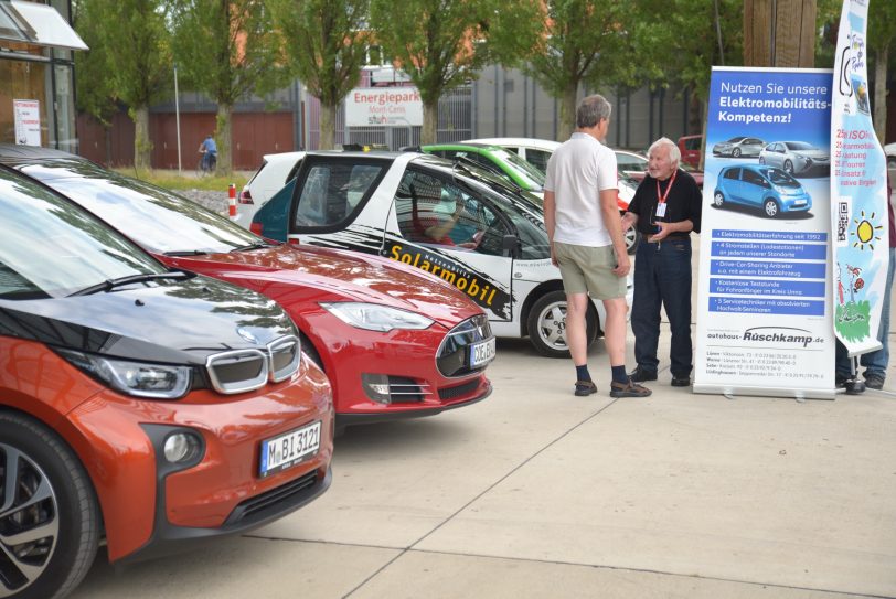 Elektroautos und Solarmobile machten am Freitag (4.7.2014) halt an der Akademie Mont-Cenis.