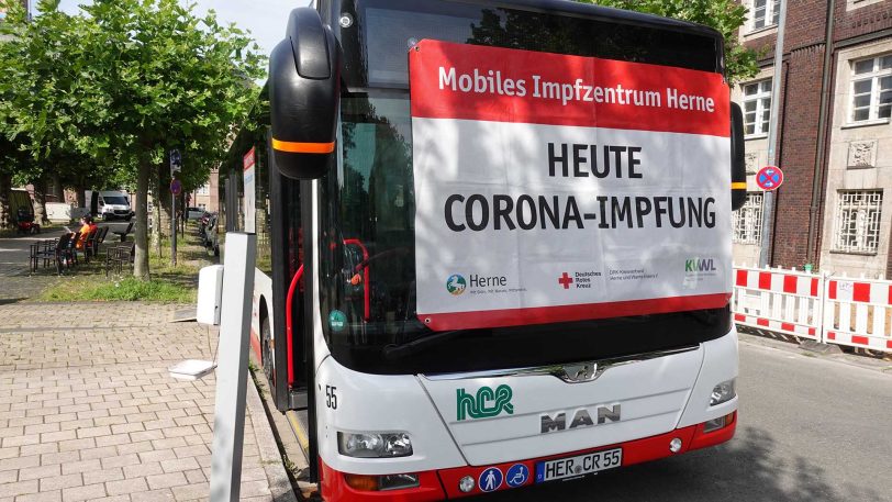 Ein Impfbus vor dem Herner Rathaus. (Archivfoto)