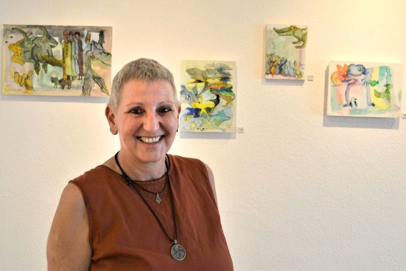 „Mein Name ist Hase“ und „Frosch“ lauten Titel ihrer Aquarelle im Hintergrund: Cara Lila Bauer verabschiedet sich mit einer kunterbunten, aber keineswegs naiven Fröhlichkeit aus Herne.