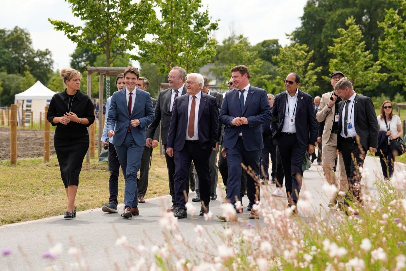 Frank-Walter Steinmeier beim Rundgang durch den Natur- und Wasser-Erlebnis-Park der Emschergenossenschaft.