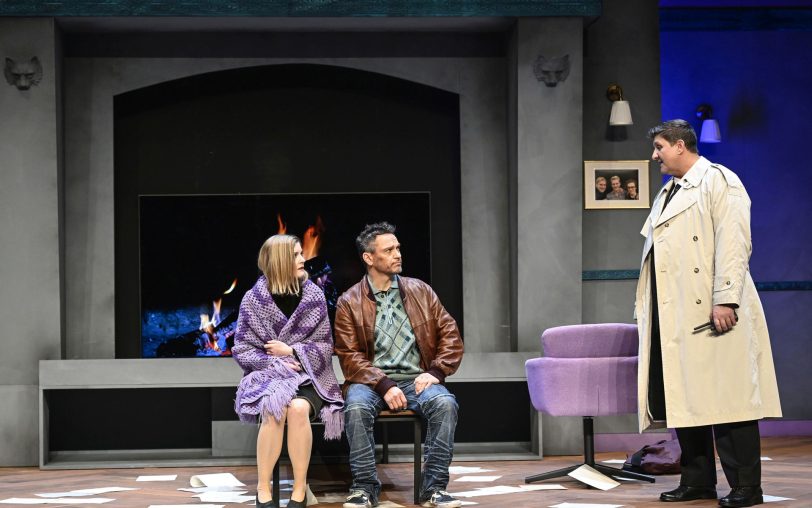 Der Polizei-Superintendent Norman (Mike Kühne, r.) hat nach der Bluttat in Stanbury House nicht mehr viele Ansprechpartner, hier Jessica Wahlberg (Anna Döing) und der Hauptverdächtige Philipp Bowen (Guido Thurk).