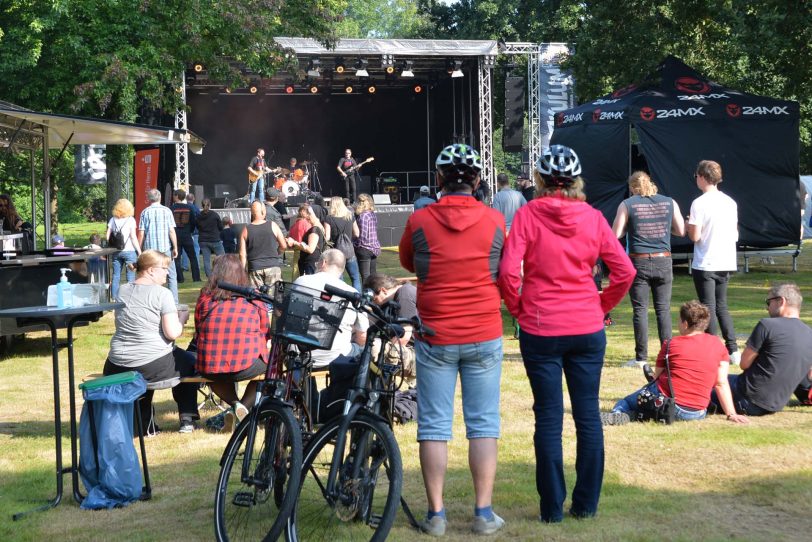 Radfahrer und Spaziergänger machten am Stennert einen Zwischestopp.