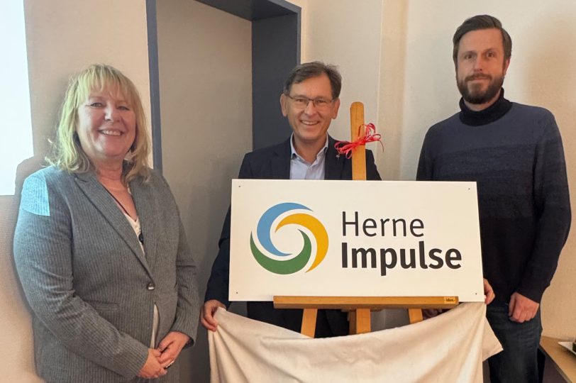 Aus der Gemeinnützigen Beschäftigungsgesellschaft Herne mbH (GBH) wird Herne.Impulse: Oberbürgermeister Dr. Frank Dudda stellte gemeinsam mit Ira von Borczyskowski als Vorsitzende der GBH-Geschäftsführung den neuen Markenauftritt der Öffentlichkeit vor