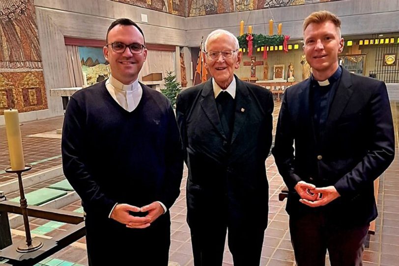 Beim 50. Jubiläum der 'neuen' Bonifatiuskirche: v.l. und Vikar Dr. Jakob Ohm, Alt-Pfarrer Hermann Josef Klöpper und Pfarrer Dr. Nil Petrat.