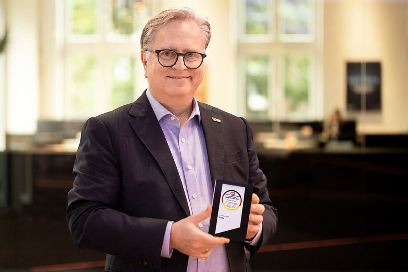 Andreas Lüning, Gründer und Vorstand bei der G DATA CyberDefense AG, hält den Deutschen Fairness-Preis 2025 in den Händen.