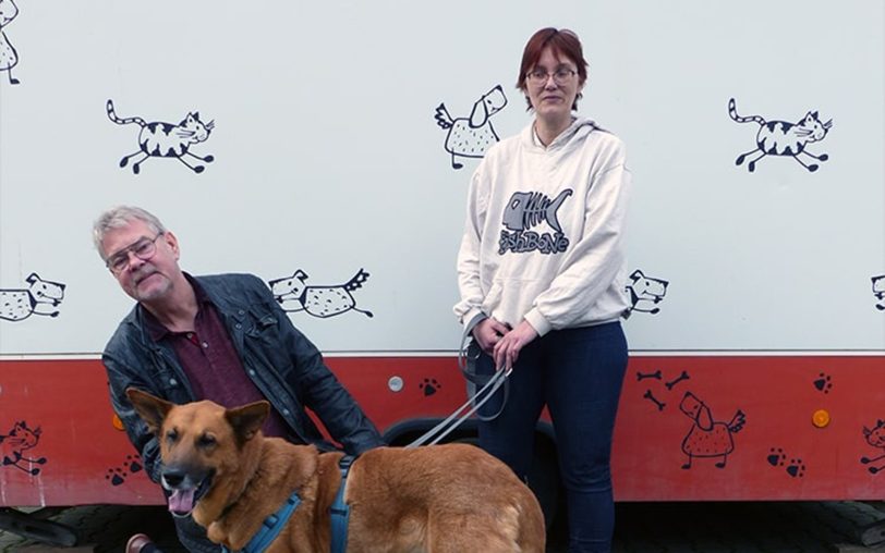 Spendenübergabe der Amateurbühne Lampenfieber: Uwe-Rainer Schulz (li.) und Sabrina Pascher sowie ein Gast des Tierheims Herne-Wanne. Insgesamt wurden 611,50 Euro überreicht.