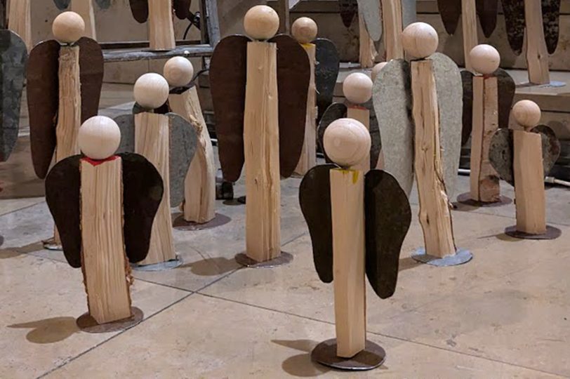 153 Engel aus Anmachhölzern für die Ausstellung 