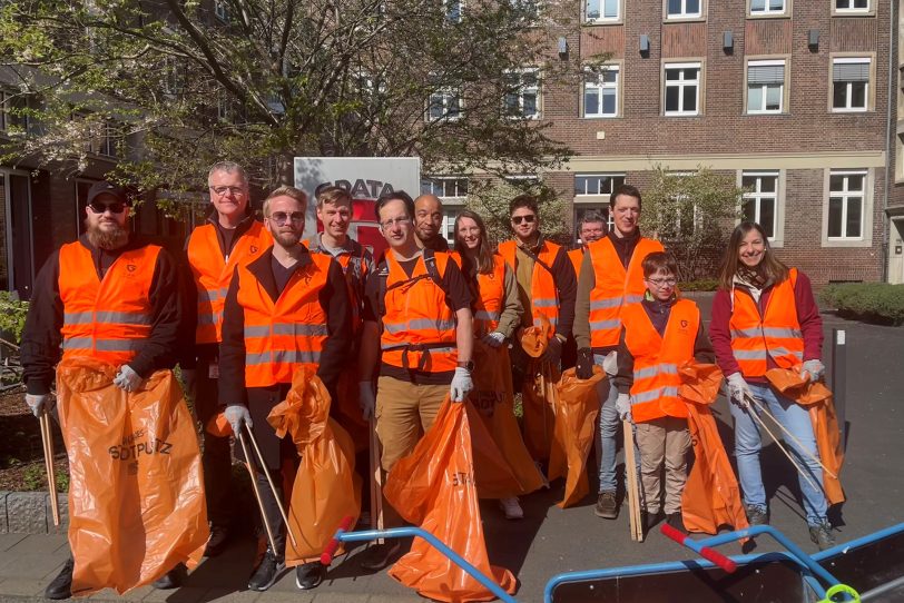 G DATA Stadtputz April 2025 AUf dem Bild sind die G DATA Mitarbeitenden drauf, die beim Bochumer Stadtputz mitgeholfen haben. Sie tragen orangene Warnwesten und haben Zangen in der Hand.