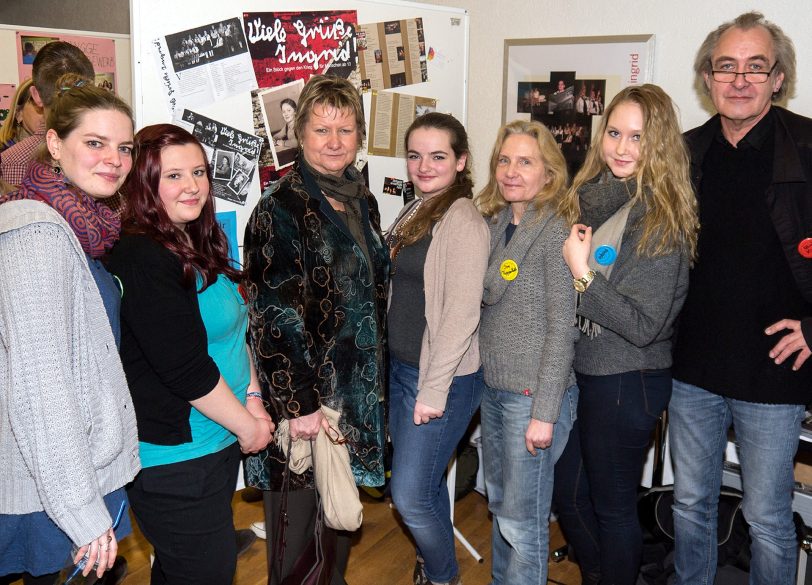 v.l. Lisa Krischker, Celine Männel, Ministerin Löhrmann, Jule Schröder, Lehrerin Isa Tappenhölter, Alana Szyda u. Lehrer Ulrich Kind.