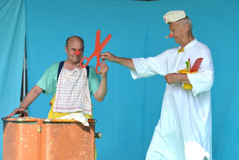 Kindertheater Pappmobil gastiert mit dem Clownsstück &amp;amp;amp;#039;Blümchen und Beule&amp;amp;amp;#039; auf der OpenAir-Bühne der Flottmann-Hallen. im Bild: Bernd Staklies und Schauspielerkollege Helmut Wirtz.