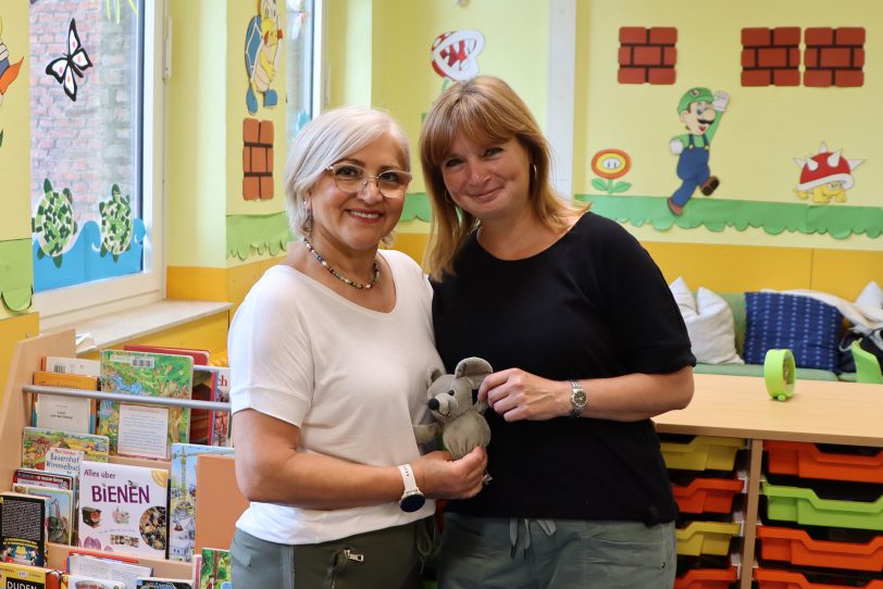 v.l. Sanye Ünsal und Jana Chrysler von der Caritas sind die Ansprechpersonen für die Mäusegruppe-Kinder.