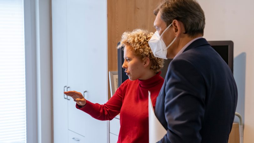 Mieterin Farina Olojo zeigt Oberbürgermeister Dr. Frank Dudda ihr Appartement und berichtet vom Einzug in das neue spezialisierte Wohnangebot des Wittekindshofs.