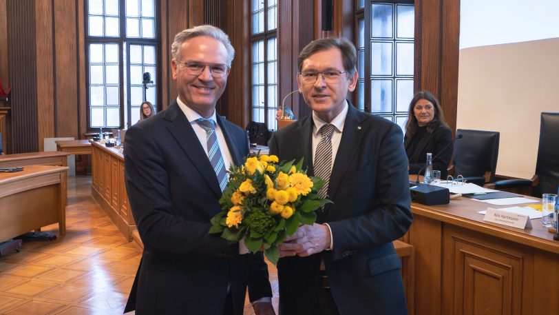 Neuer Stadtdirektor ist Dr. Frank Burbulla. Ihm gratuliert OB Dr. Frank Dudda.