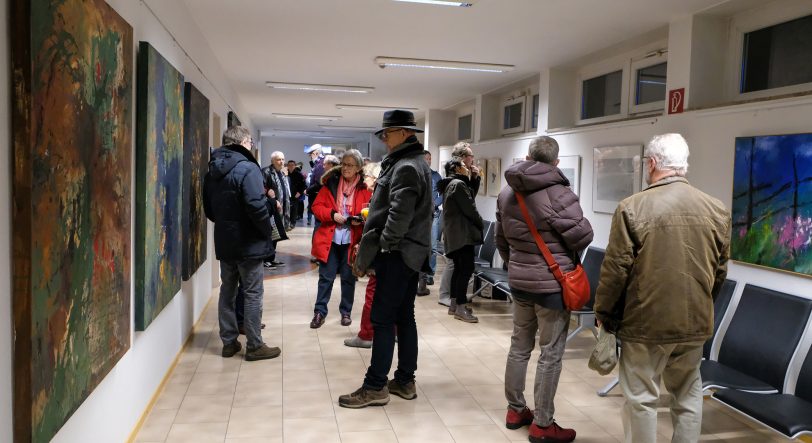 Die Besucher der Ausstellung von Hans-Jürgen Jaworski.