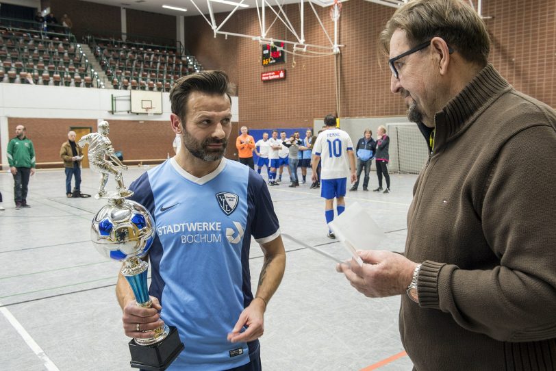 v.l. Spielführer VfL-Bochum, Helmut Hegenberg