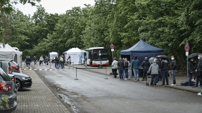 Schlangen bei der 2. Impf-Sonderaktion an der Emscherstraße.