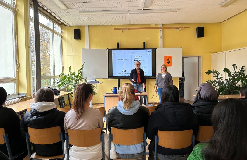 Annelie Gogolla (r.) von der Beratungsstelle Schattenlicht leitete einen Workshop für die Schüler des Mulvany Berufskollegs während der Orange Week.