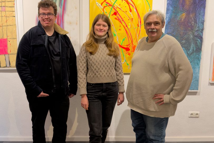 Zeitgenössische Kunst im Dialog mit Literatur und digitaler Vermittlung: Die Midissage im Atelier „P1“ gestalten (von links) Bodo Bender, Elisabeth Europa Jacobsohn und Ralf Neuradt.