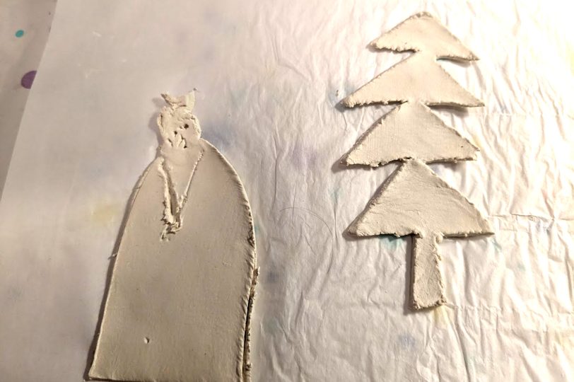 Zweitägiger Workshop in der Kreativwerkstatt &amp;amp;#039;Mondwerkstatt Wanne-Eickel&amp;amp;#039; von Inka Klein-Heidicker. Im Dezember 2025 erstellten elf Kinder im Alter von sieben bis elf Jahren ein Weihnachtsgeschenk: Eine Krippe aus Holz und einer Modelliermasse.