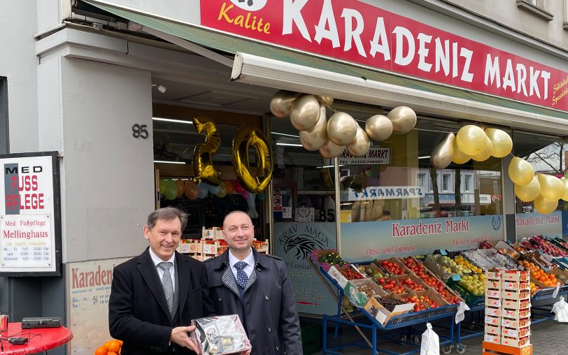 Geschenke, unter anderem vom Oberbürgermeister, zum 20-jährigen Jubiläum vom