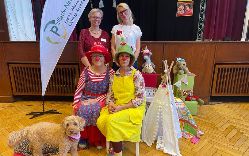 Einen guten Ort für die Trauer finden: Dabei helfen die Clownsfrauen Totte (Silvia Blätgen, vorne, li.) mit Hund Motte und Trulla (Ulli Sonderhüsken, vorne, re.) kleinen und großen Zuschauern mit dem Theaterstück