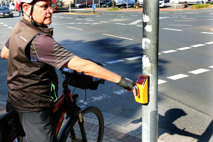 Radtour durch Herne. Wolfgang Neige von der Verkehrswacht Wanne-Eickel drückt den Anforderungskontakt für Radler, der an wenigen Ampeln in Herne angebracht ist.