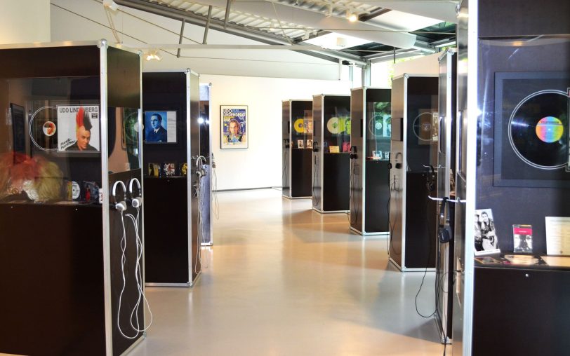 Alle 40 Studioalben Udo Lindenbergs können in der Panoramagalerie des Kleinen Schlosses auch gehört werden.