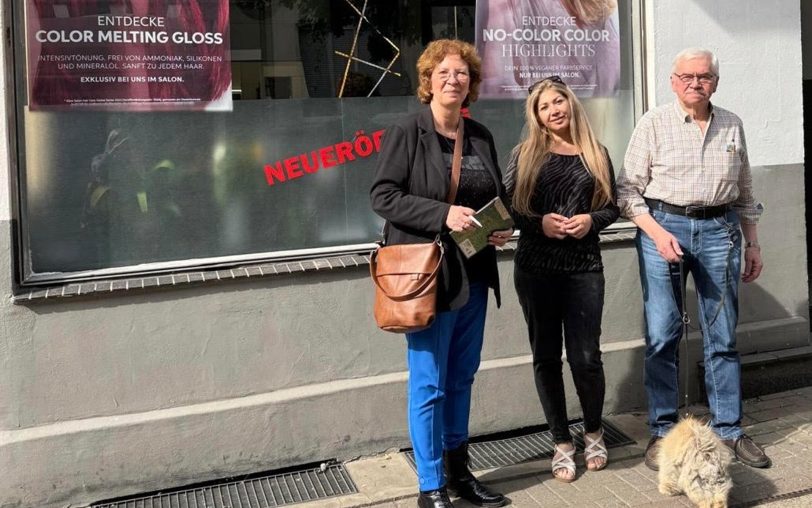 Hatten sich viel zu sagen: (v.li.) Die OB-Kandidatin der CDU, Bettina Szelag, Hanan Hasso (Chefin vom gleichnamigen Friseursalon) und der Wanne-Eickeler Norbert Albrecht mit Hund Charly.