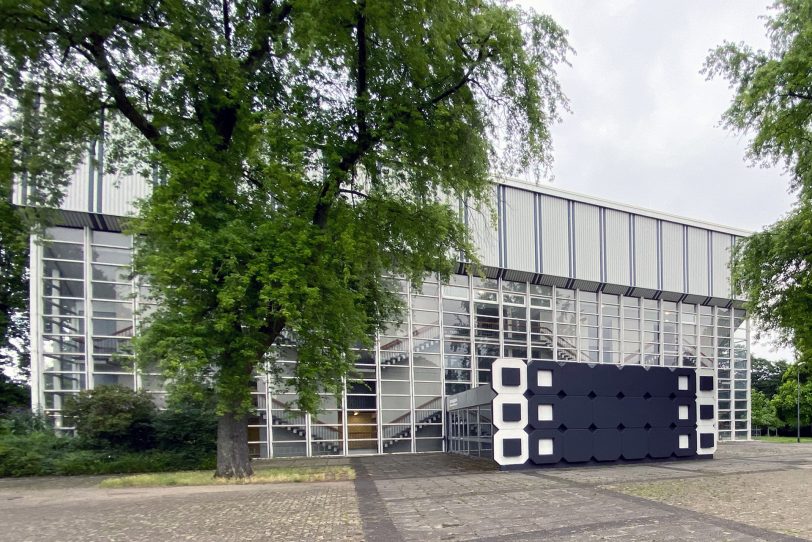 Eingangsfassade der Sporthalle im Sportpark, gestaltet von Helmut Bettenhausen.