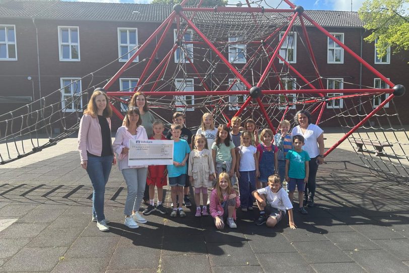 Mit den Kindern freuten sich (v.l.): Sonja Willink, Ute Roos, Katrin Voß und Gönül Heller.