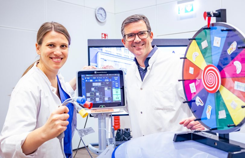 Am Stand der Klinik für Klinik für Anästhesiologie, operative Intensivmedizin, Schmerz- und Palliativmedizin des Marien Hospital Herne, informierten Klinikdirektor Prof. Dr. Ulrich Frey und Oberärztin Dr. Carla Grundmann Medizinstudierende über das Praktische Jahr.