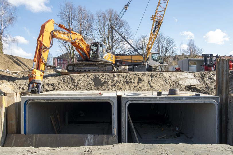 Baumaßnahme Regenrückhalteraum von Stadtentwässerung Herne GmbH & Co. KG an der Sodinger Straße 553 in Herne (NW). Aufnahme vom Freitag (19.03.2021).