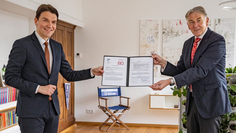 EGLV, Prof. Dr. Uli Paetzel und Hochschulpräsident Prof. Dr. Jürgen Bock haben einen Kooperationsvertrag unterzeichnet.