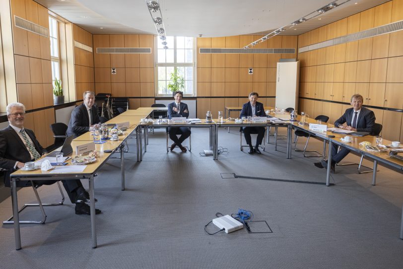 Raimund Echterhoff (Vorstand), Michael Kalthoff (Vorstand), Prof. Dr. Uli Paetzel (Vorstandsvorsitzender), Dr. Frank Dudda (Ratsvorsitzender) und Dr. Emanuel Grün (Vorstand) in Präsenz anwesend. Die anderen Mitglieder wurden digital dazu geschaltet.
