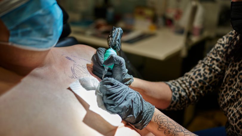 Vorerst nur noch schwarz-weiß: Tätowierer vom Tattoostudio Baker Street bei der Arbeit. Bunte Farben mit laut EU-Verordnung mit