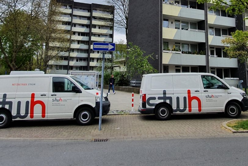 Stadtwerke-Mitarbeiter versorgen die Schachtstraße mit dem grünen Wärmenetz (Symbolfoto).