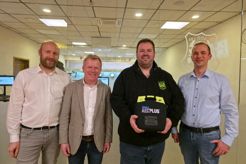 Für den BSV Holthausen gibt es einen neuen Defibrillator.