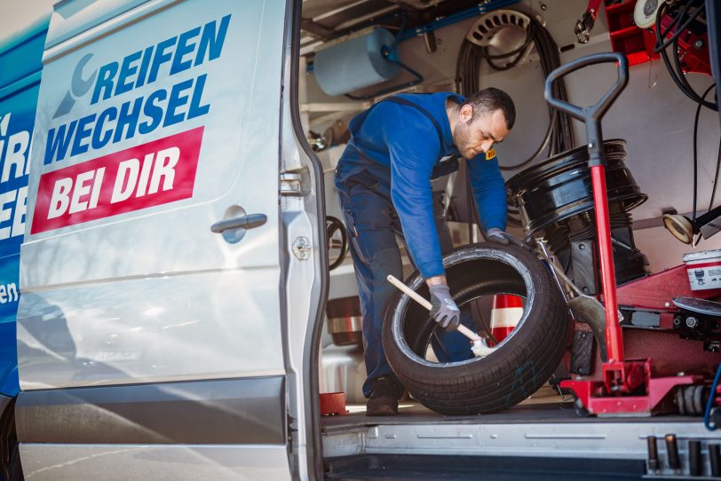 Ein Erfolgsmodell: Den mobilen „Reifenwechsel bei Dir“ stellt „Reifen Stiebling“ im Dezember 2022 auf der „Essen Motor Show“ vor.
