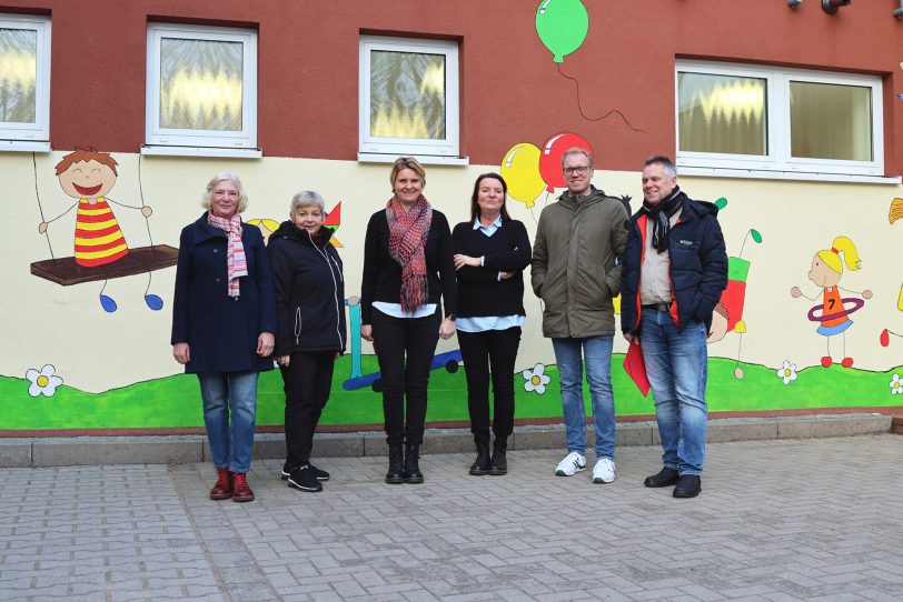 An der Grundschule an der Bergstraße vor Ort: Manuela Lukas (SPD), Birgit Klemczak (SPD), Meike Blind (Schulleiterin), Britta Ottenhoff (Leiterin OGS Schule an der Bergstraße), Hendrik Bollmann (Vorsitzender SPD Herne und Stadtverordneter) und Frank Michalowski (SPD).