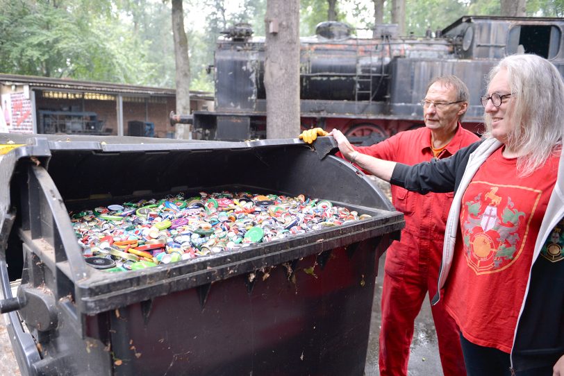 Volle Tonne für den guten Zweck: Kronkorken aus Metall wiegen wenig - und können viel Gutes tun.