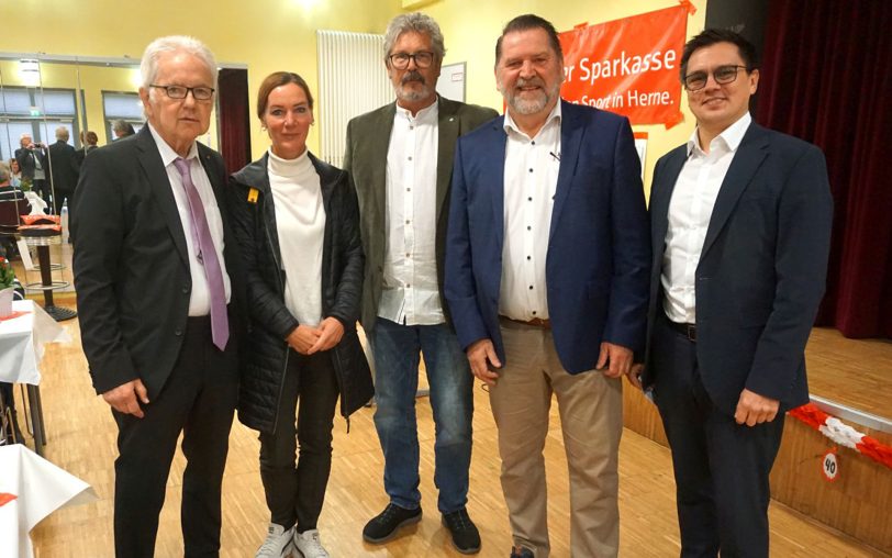 Dem Vorsitzenden vom SmS, Burkhard Ladewig (li.), gratulierten Manuela Haake, Hans Peter Karpinski (Stadtsportbund), Martin Kortmann (Sportausschussvorsitzender) und Alexander Vogt (SPD-Landtagsabgeordneter).