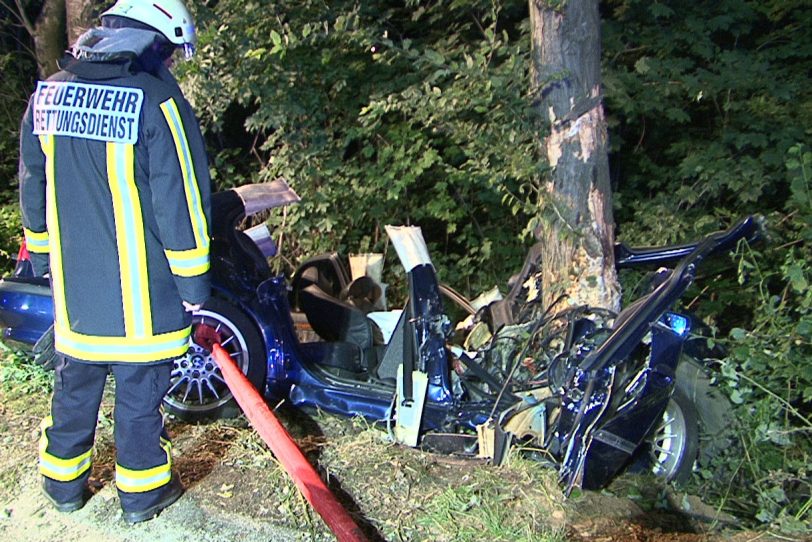 Die Feuerwehr befreite den Beifahrer aus dem Autowrack.