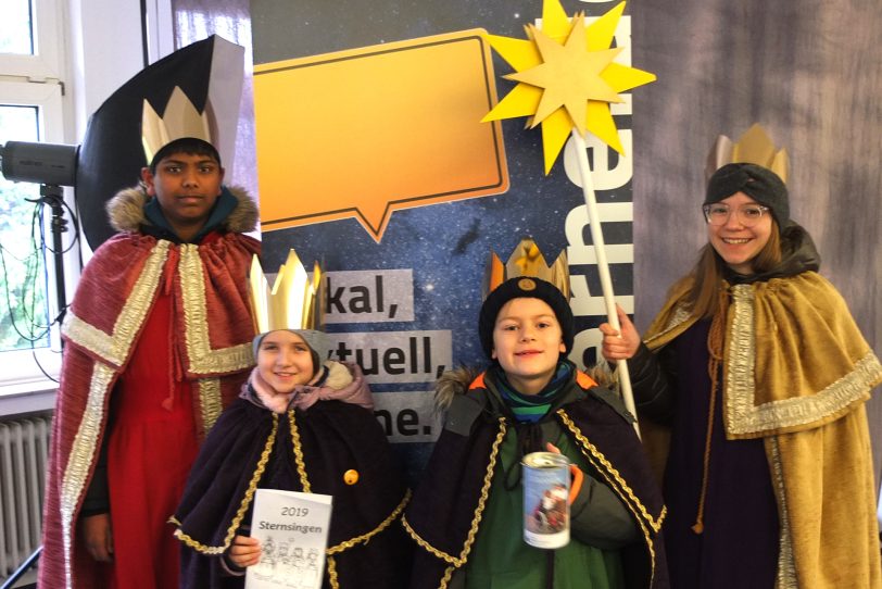 Sternträgerin Sophia (12), Caspar Ricardo (14), Balthasar Eric (8), und Melchior Leonie (8) machten sich als Sternsinger auf den Weg.